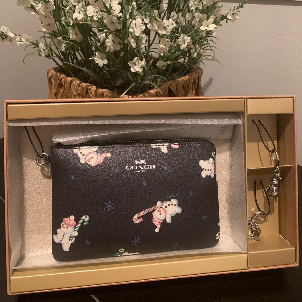 ⛄️New in box Coach Corner Zip Wristlet with Charms
